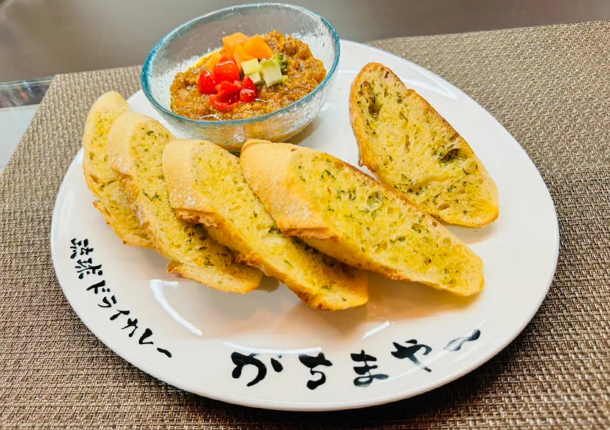 琉球ドライカレー（ガーリックトースト） Ryukyu Dry Curry